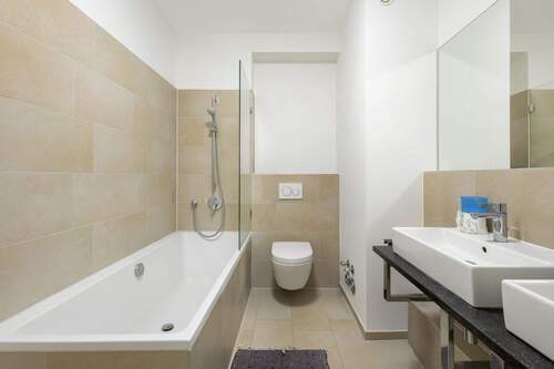 Badezimmer mit Badewanne - 