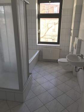 Bad mit Wanne u. Dusche - 