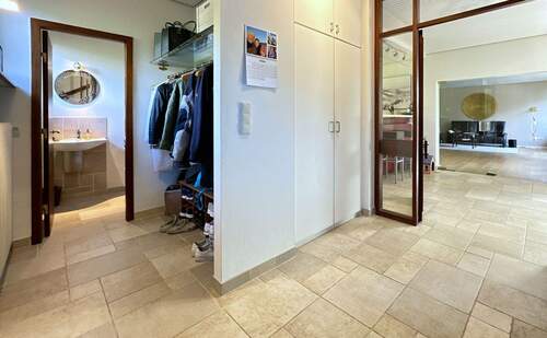 16 Flur mit Blick zum Wohnzimmer - 