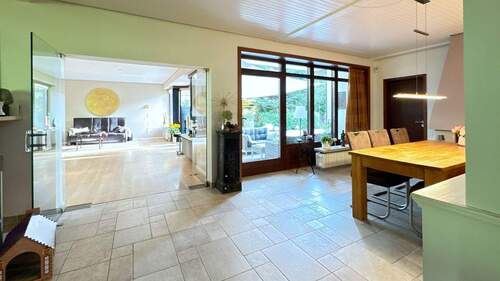 03 Wohnzimmer mit Essbereich - 5 Zimmer Einfamilienhaus in Hamburg