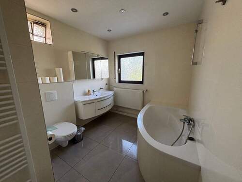 Badezimmer - 9 Zimmer Einfamilienhaus zum Kaufen in Mörfelden-Walldorf