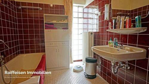 RAIBA IMMO - Wohnen am Sonnenhang 1 - Badezimmer rot - 
