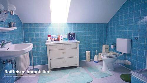 RAIBA IMMO - Wohnen am Sonnenhang 1 - Badezimmer blau OG - 