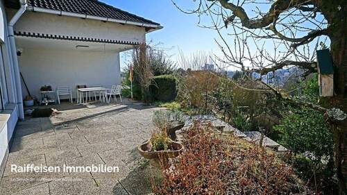 RAIBA IMMO - Wohnen am Sonnenhang 1 - Terrasse - EINFAMILIENHAUS AM FUSSE DES BAUNSBERG 