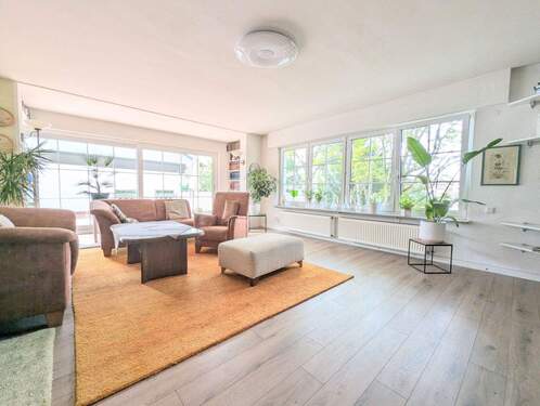 Wohnzimmer im EG - 7 Zimmer Einfamilienhaus zum Kaufen in Niefern-Öschelbronn