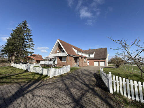 Hausansicht von Straße - 7 Zimmer Mehrfamilienhaus, Wohnhaus zum Kaufen in Petershagen