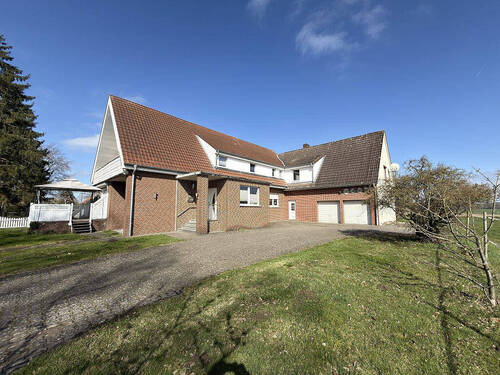 Hausansicht mit Nebengebäude - 7 Zimmer Mehrfamilienhaus, Wohnhaus in Petershagen