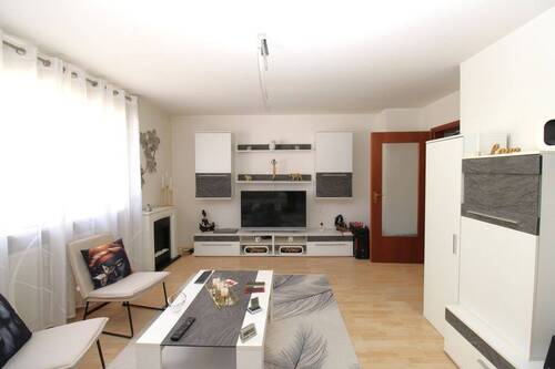 Wohnzimmer - Attraktive 2-Zimmer-Wohnung in Schwabach - Nähe Stadtpark !