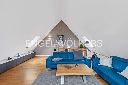 Wohnzimmer im Spitzboden - Mehrfamilienhaus, Wohnhaus mit 214,00 m&sup2; in Hamburg zum Kaufen