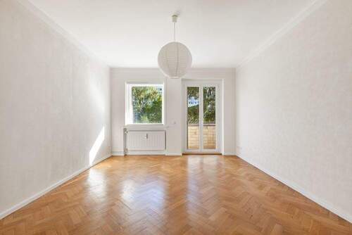 Wohnzimmer - Modernisierte 3,5-Zimmer-Wohnung mit Balkon und Ausblick ins Grüne