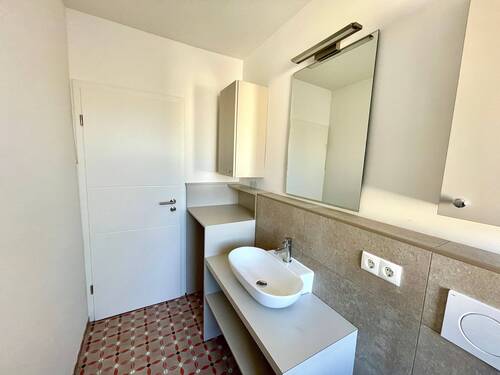 Bad mit Fenster, geräumiger Dusche - 