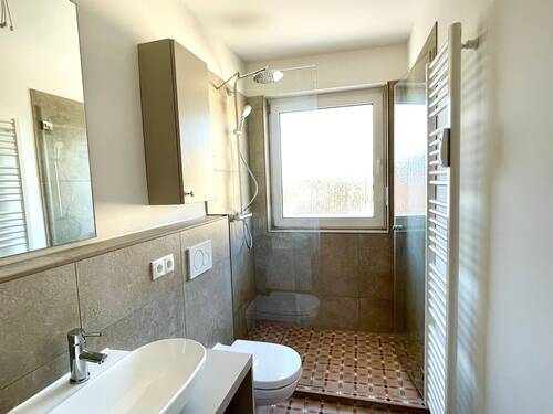 Detail 2: Bad mit Fenster und WM-Anschluss - 