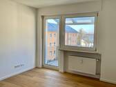 Foto 2: Wohnzimmer mit Zugang zum Balkon - 
