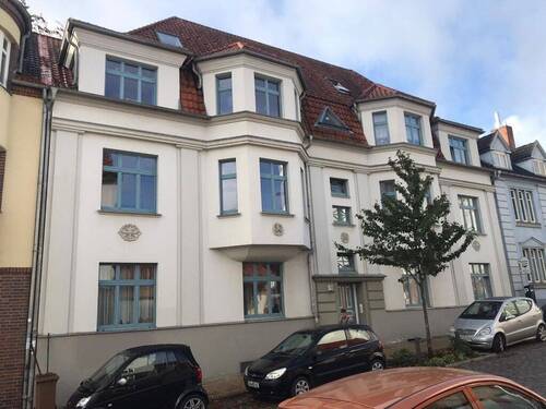 Haus - Attraktive 3,5 Zimmer-Wohnung mit Balkon in der Schelfstadt zu mieten!