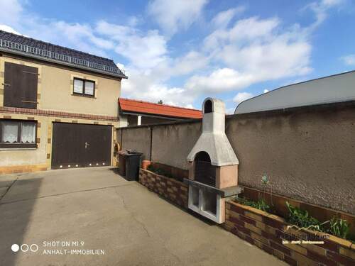 Hof Richtung Nebengelass - 5 Zimmer Einfamilienhaus in Sandersdorf-Brehna