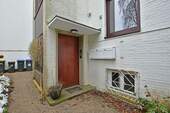 Hauseingang - Etagenwohnung mit 99,90 m&sup2; in Kiel zum Kaufen