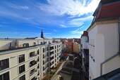 Ausblick_Loggia - SfKW - Ab sofort - Möbliert - Parkett - Einbauküche - Fußbodenheizung - Loggia - Aufzug - Bad mit Dusche und Wanne - Wohnen in der Inneren Neustadt