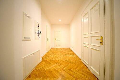 Diele - Etagenwohnung mit 90,50 m&sup2; in Dresden zur Miete