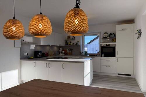 Küche V - Exklusive, neuwertige 4 Zi. Wohnung mit Balkonterrasse, Doppelcarport, Keller, toller Aussicht uvm.