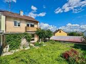 Hausansicht mit Garten - 