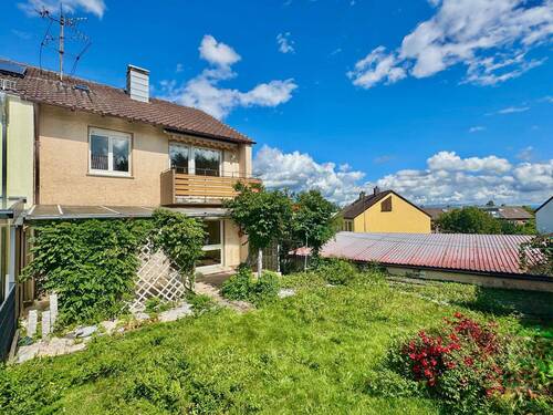 Hausansicht mit Garten - 