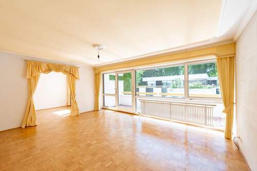Wohnzimmer - AIGNER - Stilvolle 4-Zimmer-Wohnung mit zwei Balkonen und Hobbyraum
