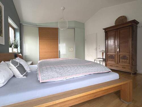 Schlafzimmer mit begehbarem Kleiderschrank - 