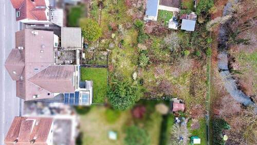 Vogelperspektive Gebäude - Sanierungsbedürftige Doppelhaushälfte mit großen Grundstück und Garten!