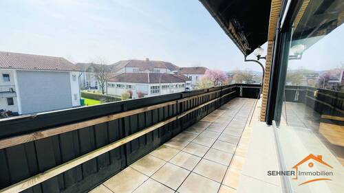 Großer Balkon, teilüberdacht - 