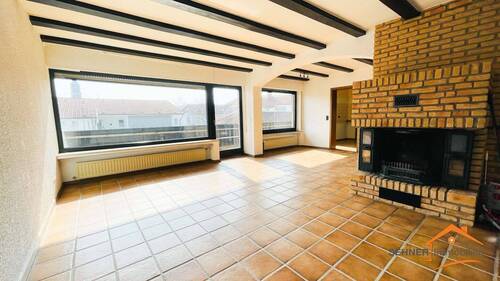 Wohnzimmer mit Kamin - 4 Zimmer Etagenwohnung in Arnsberg