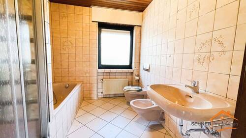 Bad mit Wanne und Dusche - 