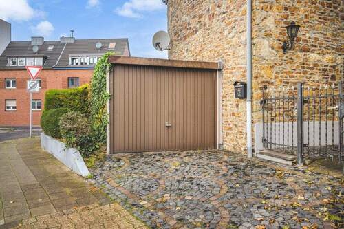 Garage - 4 Zimmer Einfamilienhaus zum Kaufen in Aachen