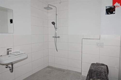 Badezimmer mit Dusche - 