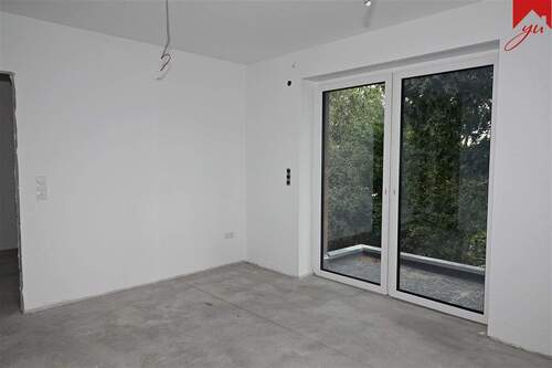 Wohnzimmer mit Zugang zum Balkon - 