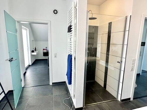 Badezimmer mit Zugang Schlafzimmer - 