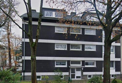 Haus Eingangsseite - Schöne 2,5 Raum Wohnung mit Balkon