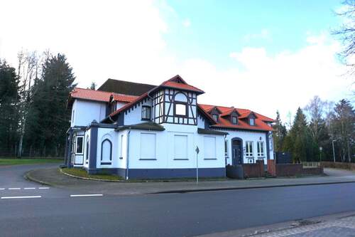 Straßenansicht vom Haus - *** Knallerangebot - Preisreduziert !!! - Mehrfamilienhaus in Munster zum Faktor 9,4 zu verkaufen***