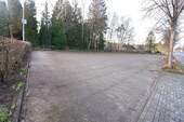 Parkplatz von dem Mehrfamilienhaus - 