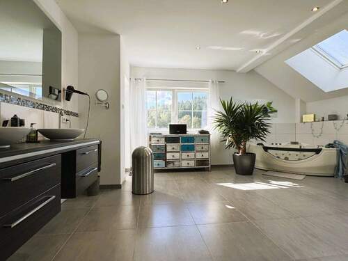 Badezimmer - Einfamilienhaus mit 475,00 m&sup2; in Schöffengrund zum Kaufen