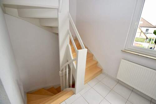 Treppenhaus - 7 Zimmer Mehrfamilienhaus, Wohnhaus zum Kaufen in Rödermark