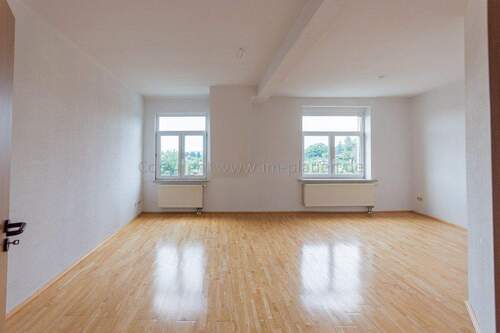Wohnzimmer mit Parkett - 3 Zimmer Etagenwohnung zur Miete in Plauen