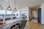 Lichtdurchfluteter Wohn- u. Essbereich - Ein besonderes Schmuckstück: 4-Zimmer-Wohnung mit Blick über die Dächer