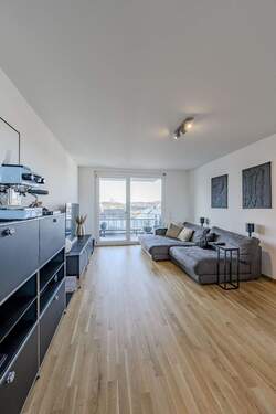 Wohnbereich mit Zugang zum Balkon - 