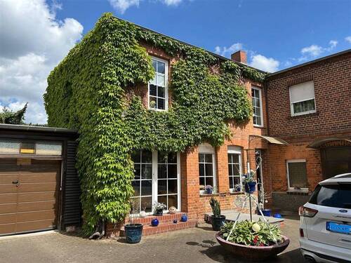 EFH Vorderansicht - Einfamilienhaus und Zweifamilienhaus mit viel Platz für die große Familie !