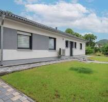 Wohnen auf einer Fläche: Gepflegter Bungalow mit Garten, Terrasse und Doppelgarage - Albstadt Tailfingen