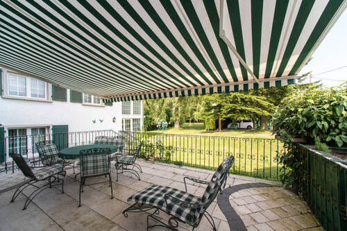 Sonnenterrasse mit Blick in den Garten - 