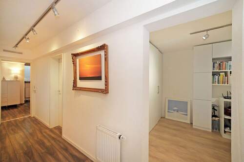 UG-Flur mit dem Blick zum Arbeitszimmer - 