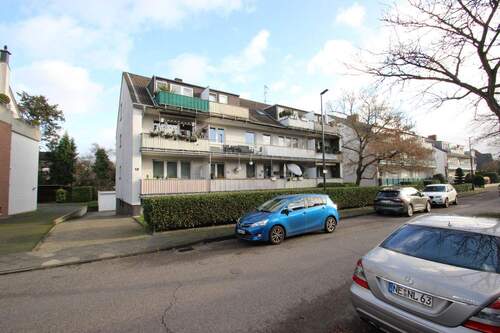 Hausansicht.JPG - Zentral gelegene 4-Zimmer- Wohnung mit Balkon in Hochparterre