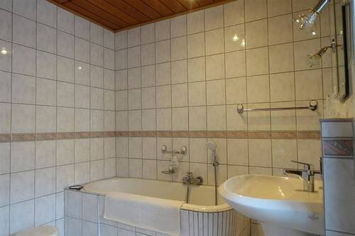 ZFH Bad mit Wanne und Dusche OG - 