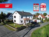 Straßenansicht - Viel Platz für die Familie - Charmantes Wohnhaus mit großem Grundstück und Garage...